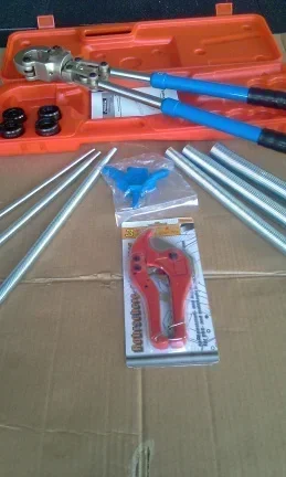 Perstangen-set voor perskoppelingen met buigveren, buizenschaar en ontbramer