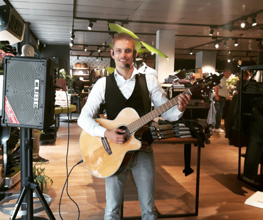 Rocky: De Muzikale Entertainer (Bandartiest: Gitaar en Zang) - Afbeelding 2