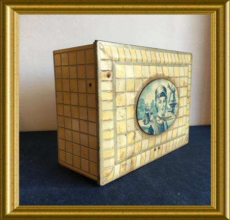 Oud blik met spiegeltje aan binnenkant; klederdracht // antique tin with mirror inside - Afbeelding 2