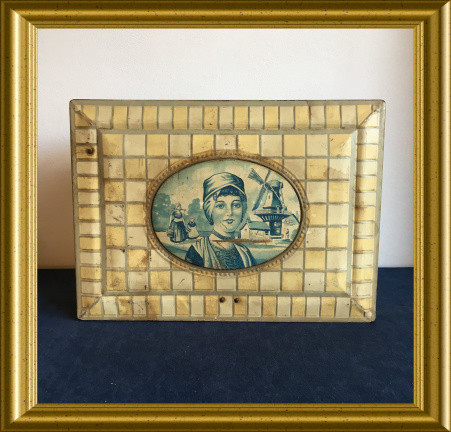 Oud blik met spiegeltje aan binnenkant; klederdracht // antique tin with mirror inside - Afbeelding 3