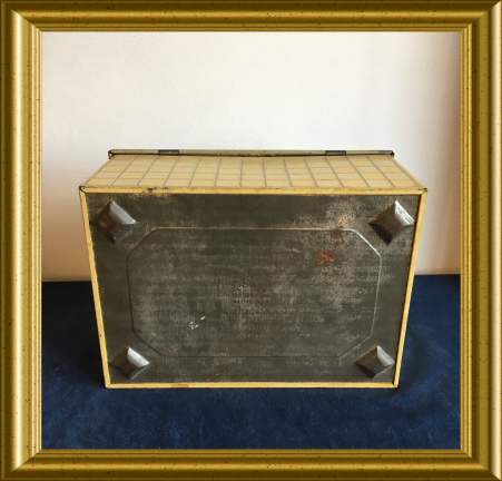 Oud blik met spiegeltje aan binnenkant; klederdracht // antique tin with mirror inside - Afbeelding 4