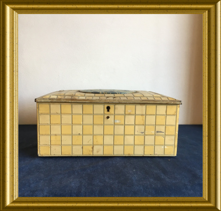 Oud blik met spiegeltje aan binnenkant; klederdracht // antique tin with mirror inside - Afbeelding 6
