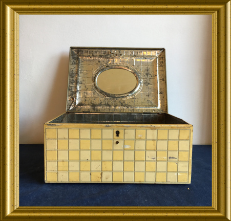 Oud blik met spiegeltje aan binnenkant; klederdracht // antique tin with mirror inside - Afbeelding 7