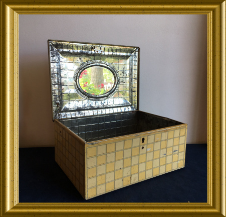 Oud blik met spiegeltje aan binnenkant; klederdracht // antique tin with mirror inside - Afbeelding 8