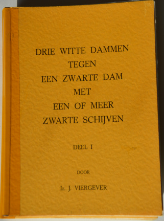 Drie witte dammen tegen een zwarte dam met één of meer zwarte schijven deel I