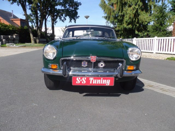 MG B type - B British Racing Green with Biscuit Interior