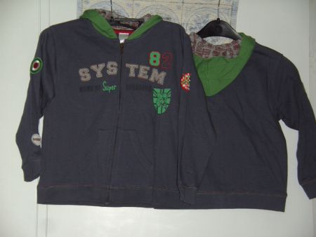 VEST STOER JONGENS VEST MET CAPUCHON MAAT 104 NIEUW