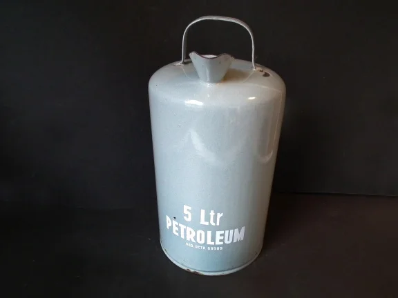 Petroleumkan van emaille