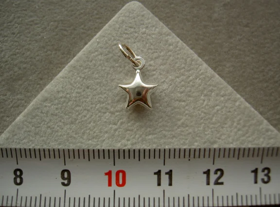Zilveren ster klein 8mm bedeltje sterretje
