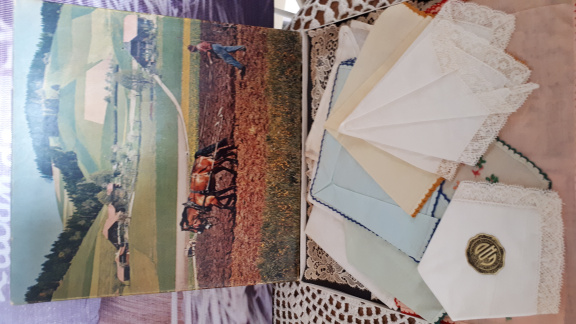 10 Vintage Zakdoekjes, pastel, geborduurd, katoen, met kanten kleedje - Afbeelding 3