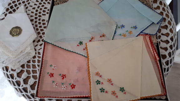 10 Vintage Zakdoekjes, pastel, geborduurd, katoen, met kanten kleedje - Afbeelding 4