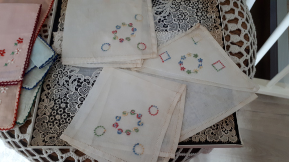 10 Vintage Zakdoekjes, pastel, geborduurd, katoen, met kanten kleedje - Afbeelding 5