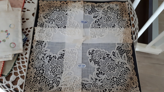 10 Vintage Zakdoekjes, pastel, geborduurd, katoen, met kanten kleedje - Afbeelding 6