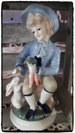 Beeldje blauw wit Lladro stijl, Jongeman met konijn