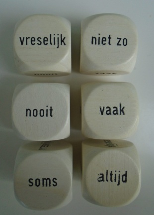 DOBBELSTEEN, DOBBELSTENEN MET TEKST NIEUW