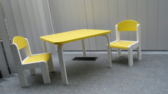KINDERTAFEL EN STOELTJES GEEL NIEUW