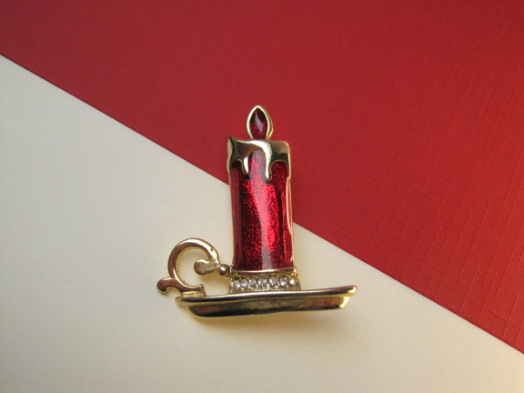 Broche kerstkaars kandelaar goudkleurig met rood emaille 3.9x3.5 cm - nr. 1