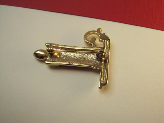 Broche kerstkaars kandelaar goudkleurig met rood emaille 3.9x3.5 cm - Afbeelding 2