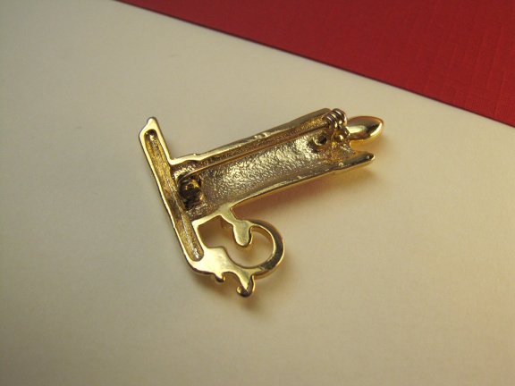 Broche kerstkaars kandelaar goudkleurig met rood emaille 3.9x3.5 cm - Afbeelding 3