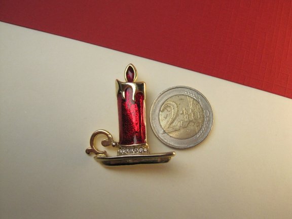 Broche kerstkaars kandelaar goudkleurig met rood emaille 3.9x3.5 cm - Afbeelding 6