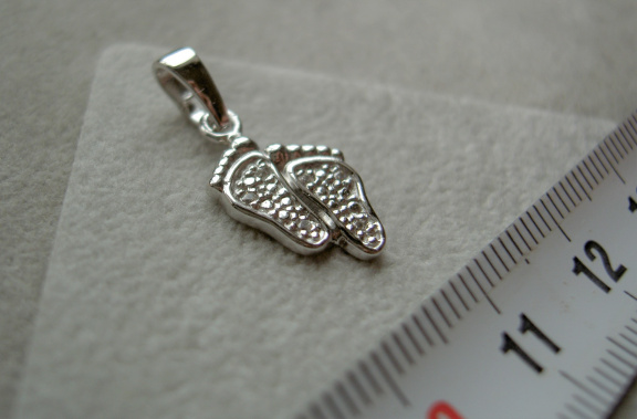 Zilveren voetjes hanger (baby) zirkonia steentjes