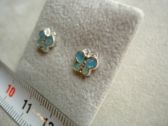 Zilveren vlinder blauw glitter oorbellen