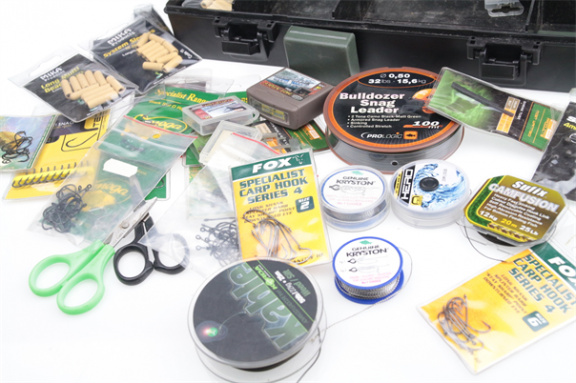 MAD tacklebox gevuld met karpermateriaal