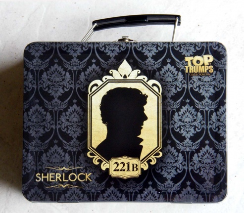 Blikken koffertje van Sherlock met twee kaart spelen. - nr. 1