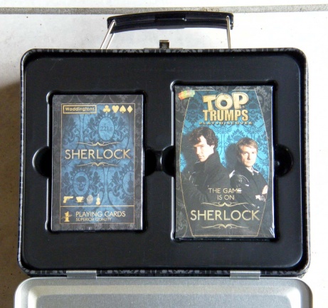 Blikken koffertje van Sherlock met twee kaart spelen. - Afbeelding 2