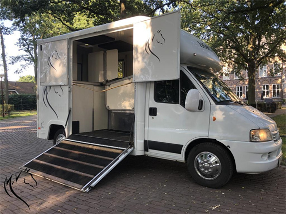 Paardenwagen - paardenvrachtwagen Huurmijnpaardenwagen.NL - nr. 1