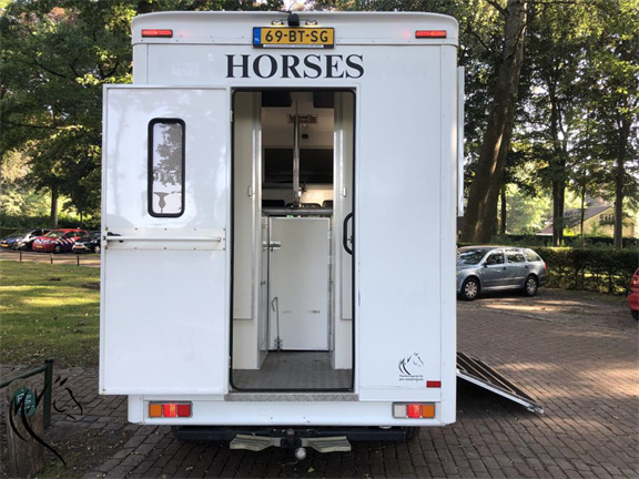 Paardenwagen - paardenvrachtwagen Huurmijnpaardenwagen.NL - Afbeelding 4