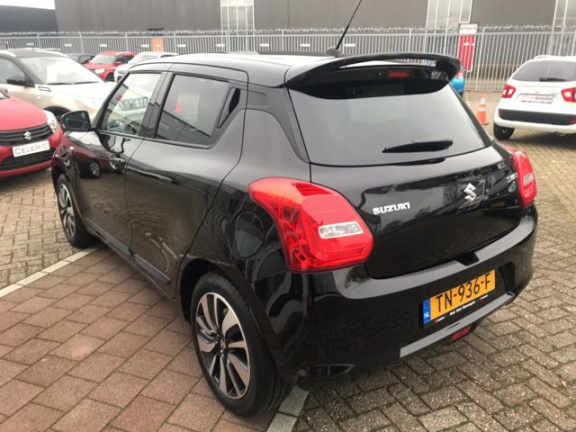 Suzuki Swift - 1.2 Stijl Automaat dakspoiler, armsteun, stootlijsten, navigatie, clima, enz