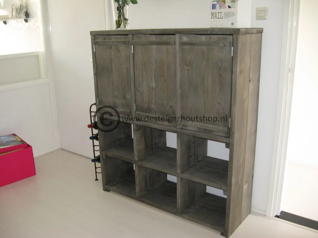 Steigerhout kast met kastjes en open vakken.