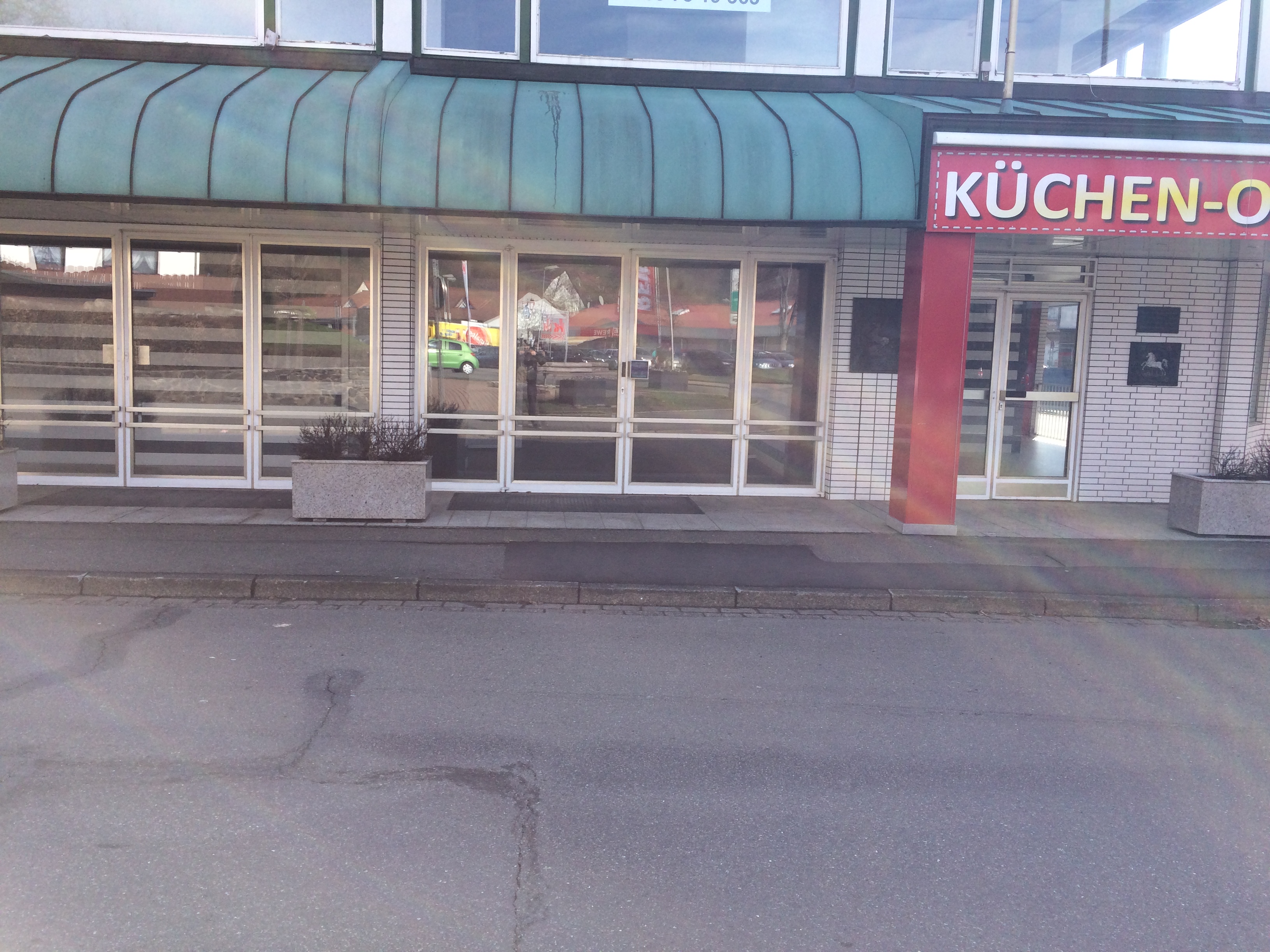 Showroom met flat en café