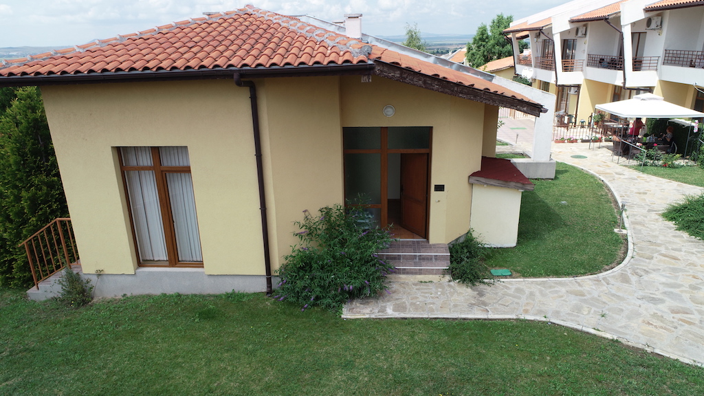 Fantastische half vrijstaande villa met twee slaapkamers - Afbeelding 2