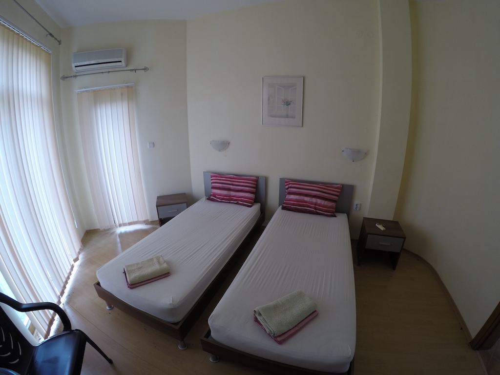 Fantastische half vrijstaande villa met twee slaapkamers - Afbeelding 3