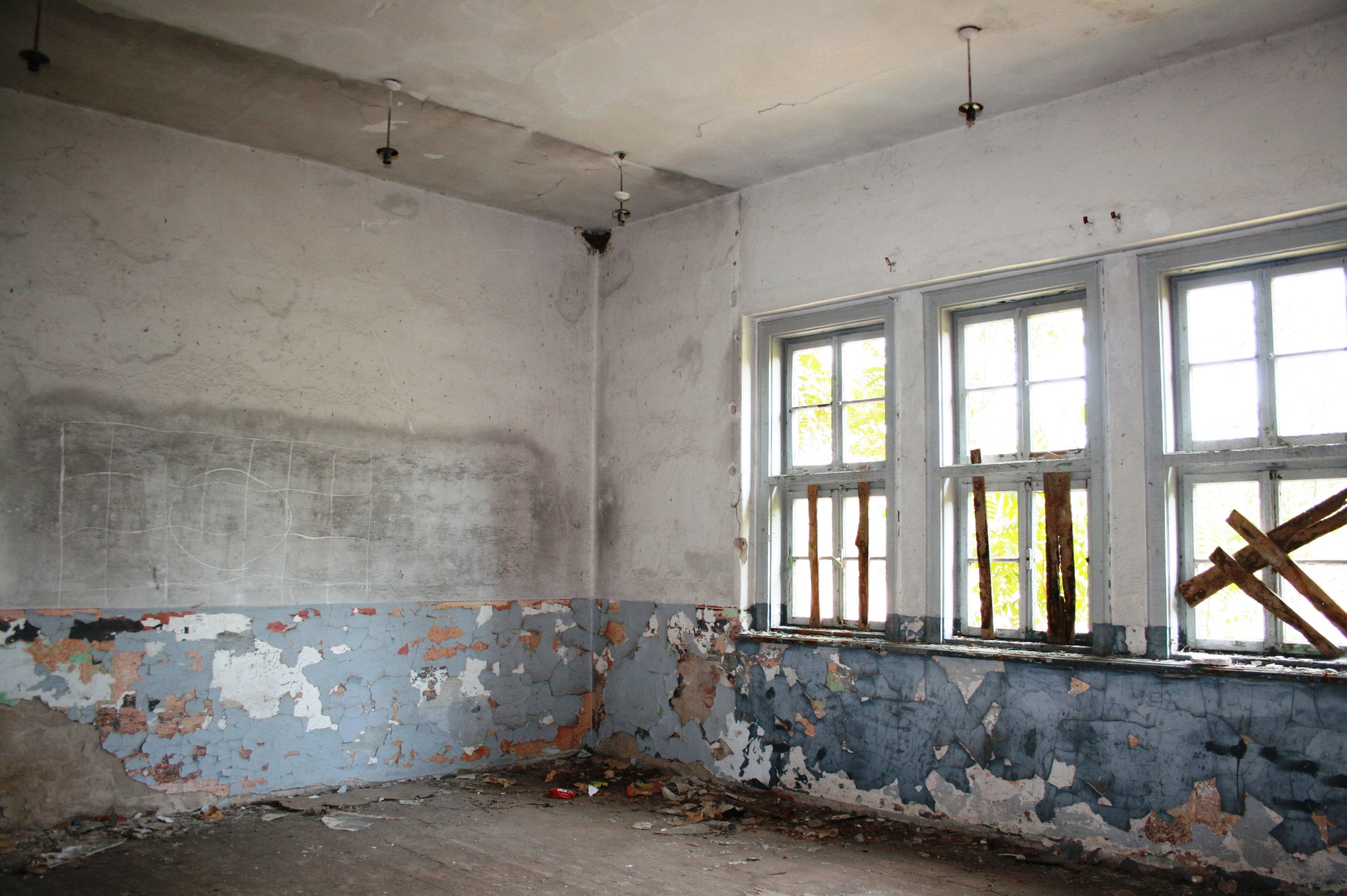 Een schoolgebouw te koop in het dorp Razdel - Afbeelding 3