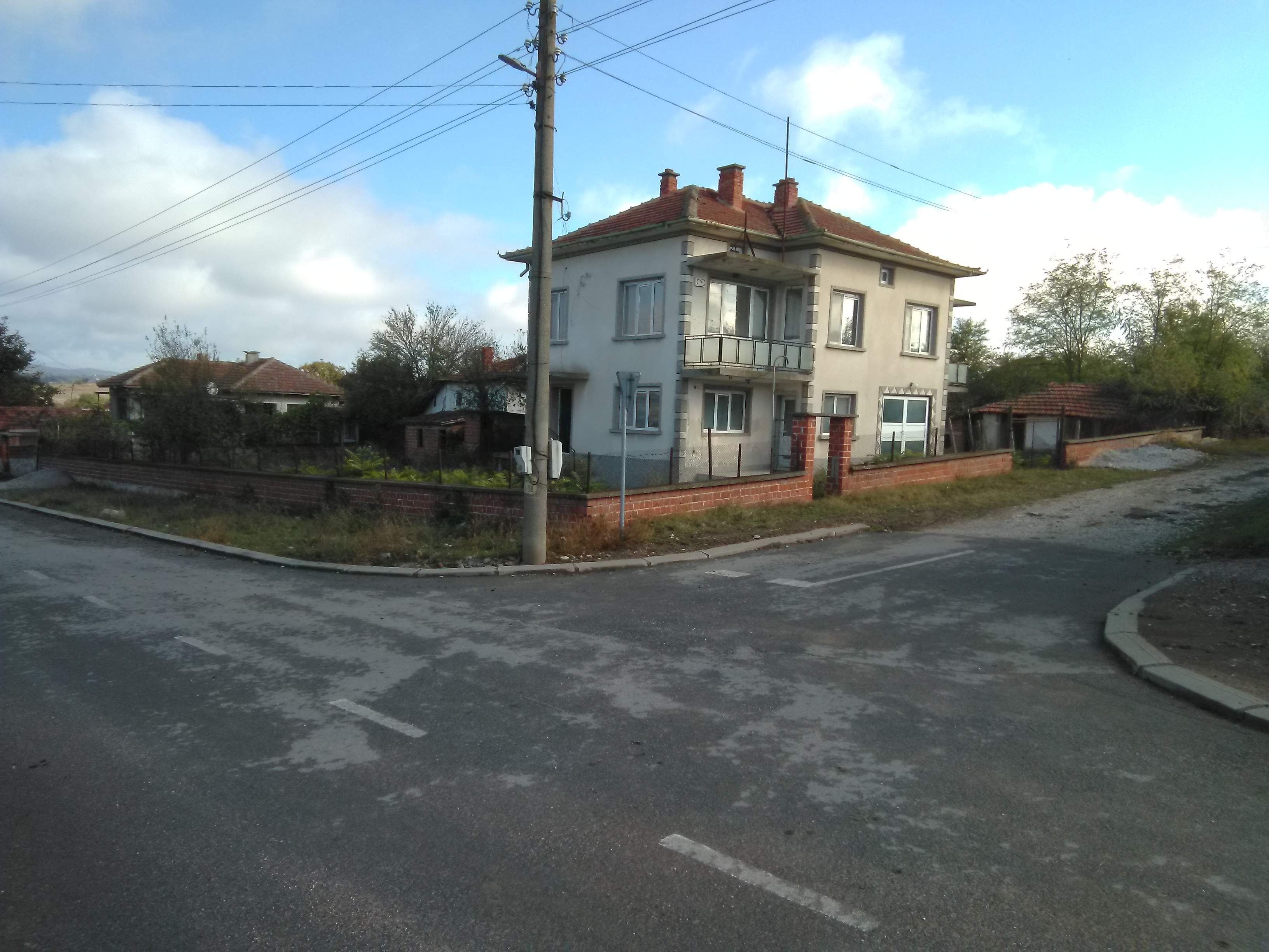 Een groot woonhuis met weiland en 2 percelen bouwgrond - Afbeelding 2