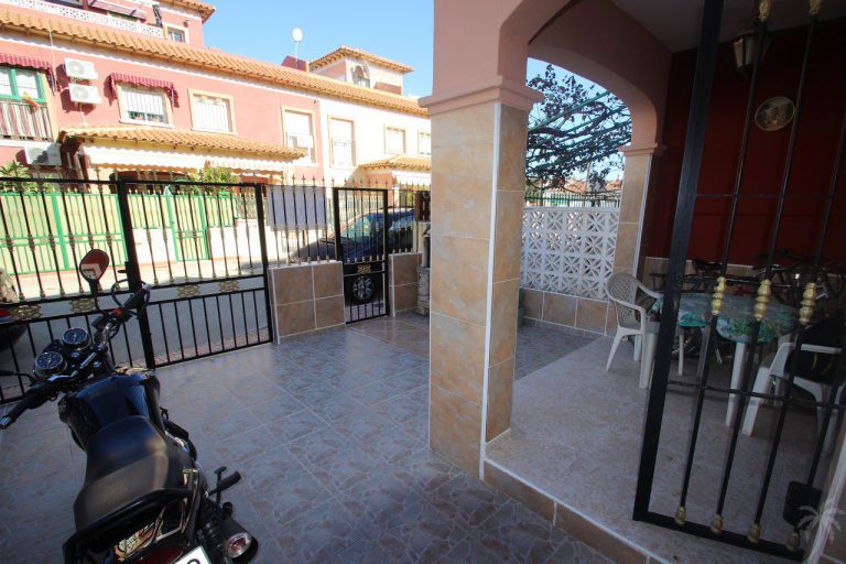 Uw zeer complete Bungalow in TORREVIEJA met garage en terrassen bij zwembad - Afbeelding 3