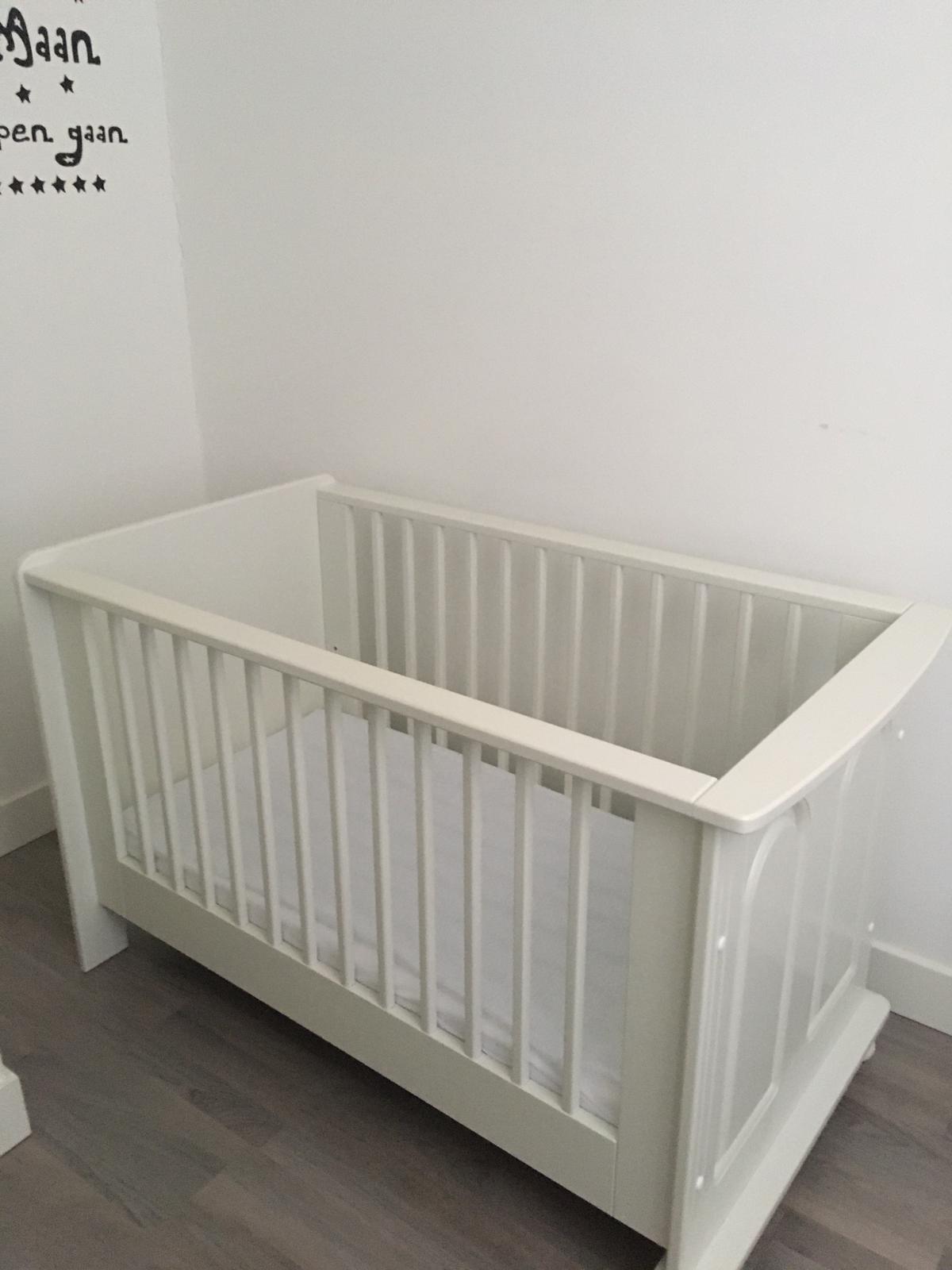 Kinderkamer: Ledikant, Commode en grote kast - Afbeelding 2