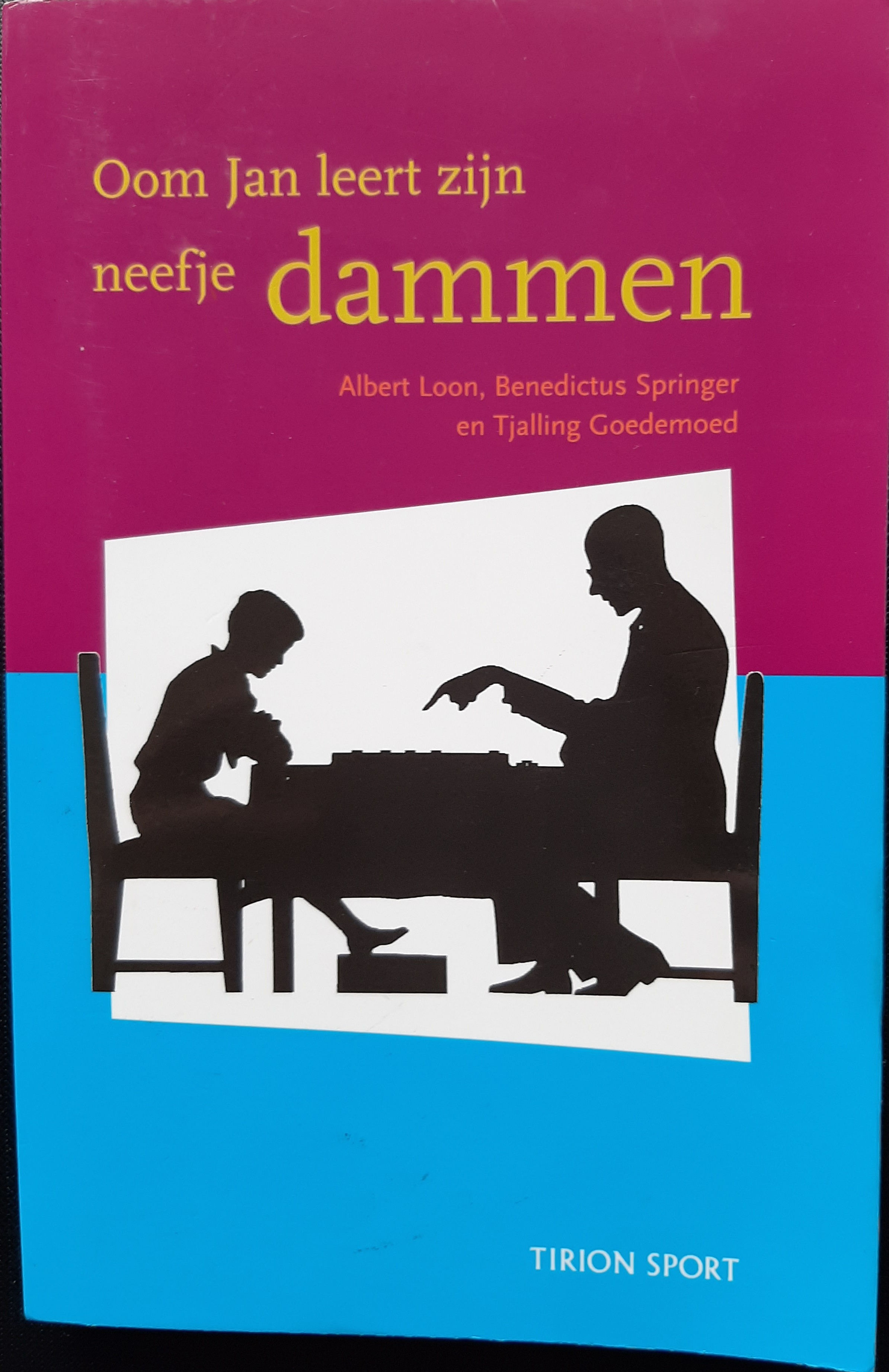 Oom Jan leert zijn neefje dammen.