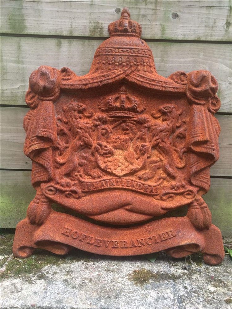 Gietijzeren wandornament-zwaar uitgevoe hofleverancier - nr. 1