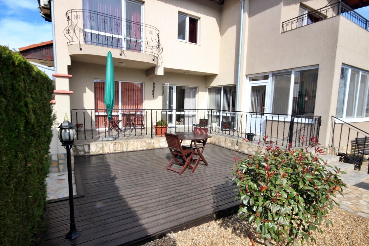Gemeubelde ruime woning met 2 verdiepingen