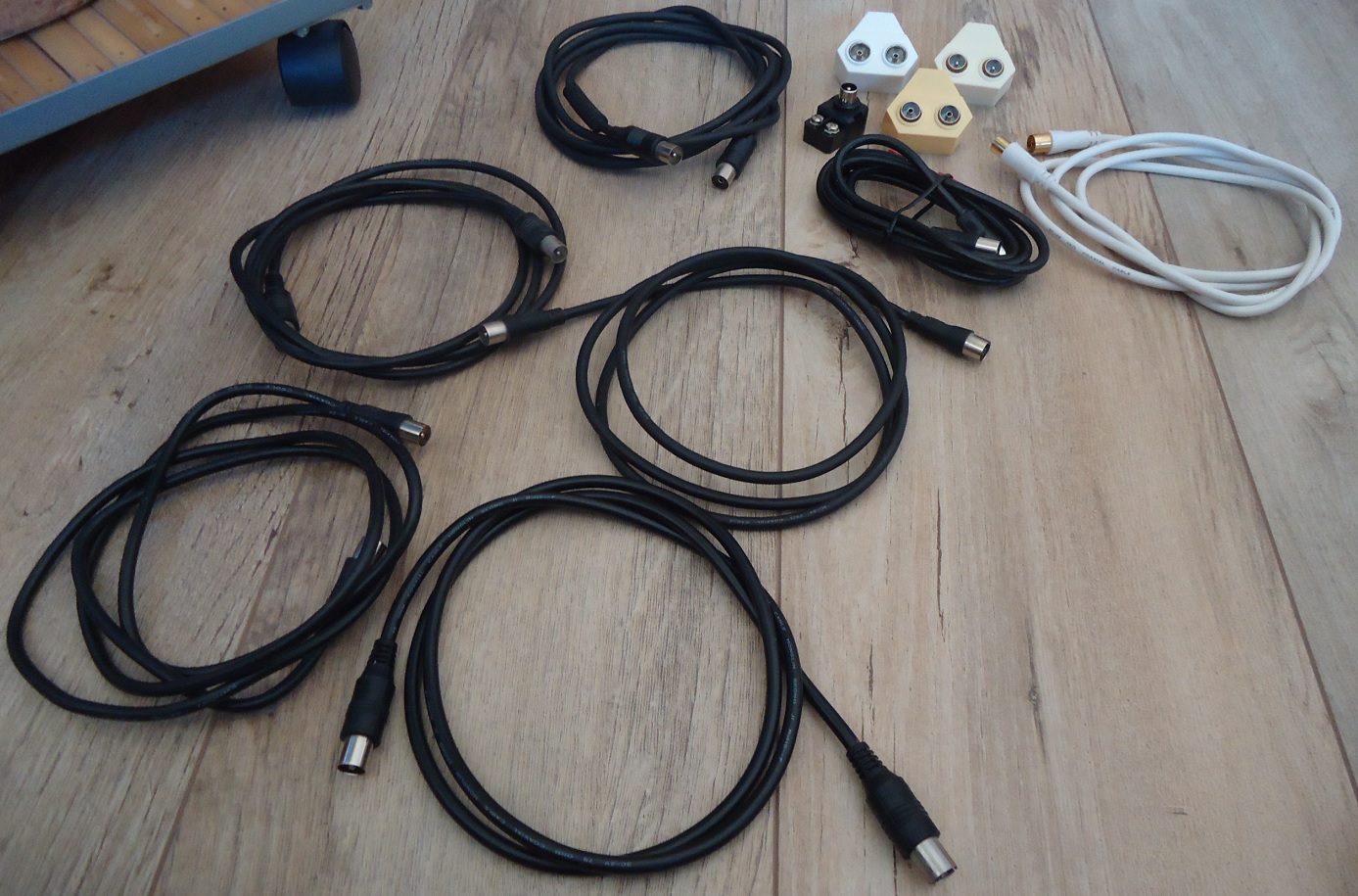 Te koop zeven sets coaxiale kabels en toebehoren.