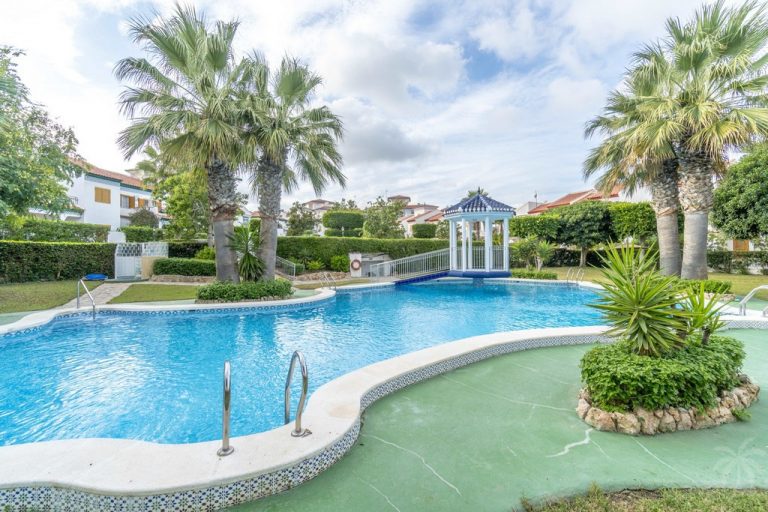 Uw Bungalow in LA MATA met meubels bij zee strand en mooi zwembad in mooie grote tuin - nr. 1