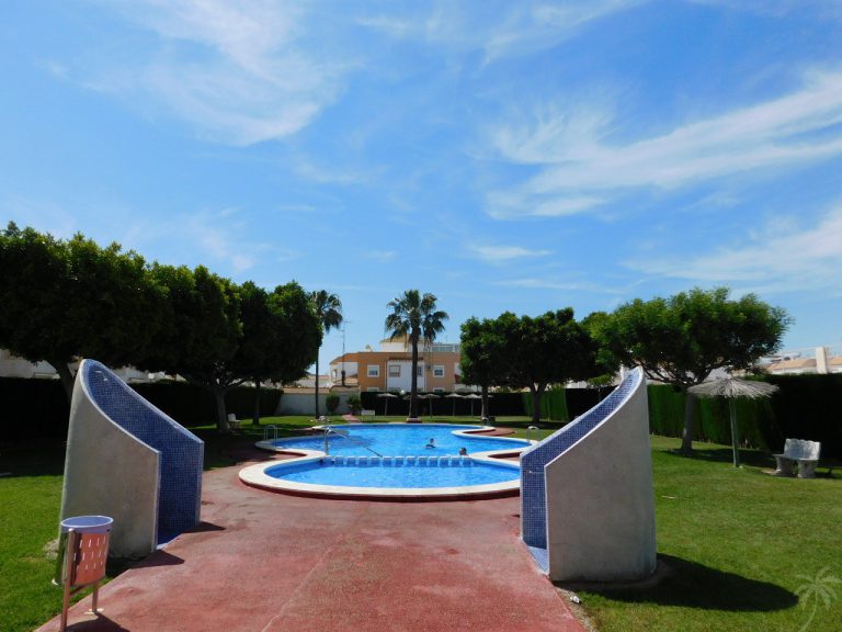 Uw Bungalow in TORREVIEJA bij zwembad en zoutmeren en met meubels - nr. 1