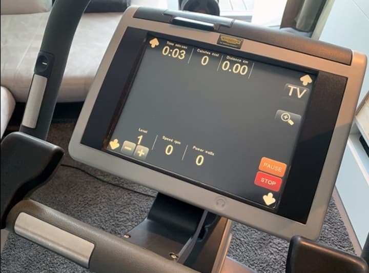 Technogym hometrainer 700ie TV - upright bike - Afbeelding 4