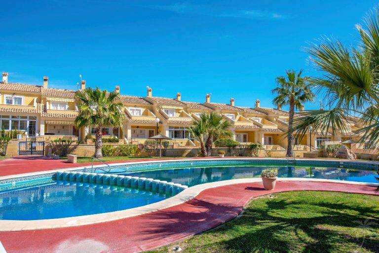 Uw Bungalow in PUNTA PRIMA met balkon en terrassen en garage bij mooi zwembad - nr. 1
