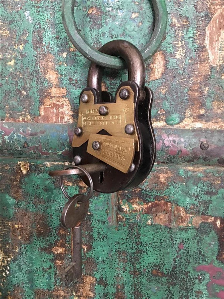 Antiek hangslot - ''Nadeem 6'' zwart. messing-ijzer - nr. 1