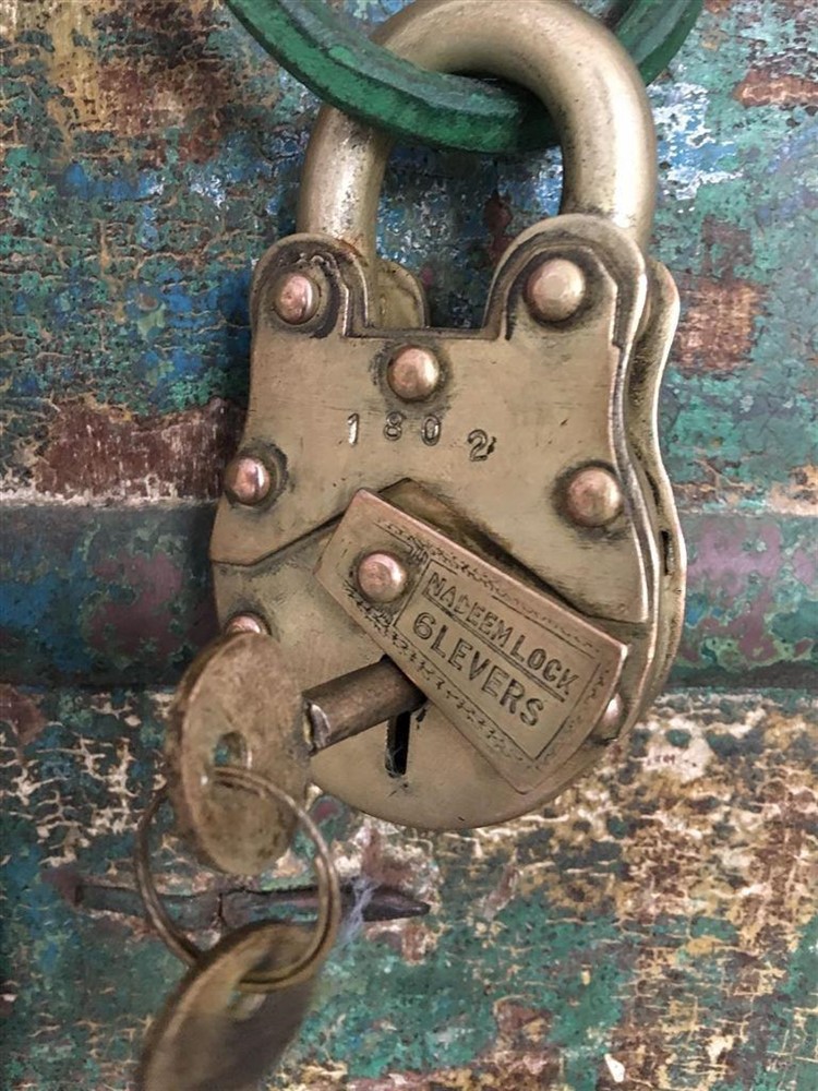 Antiek hangslot - ''Nadeem'' 6 levers - nr. 1
